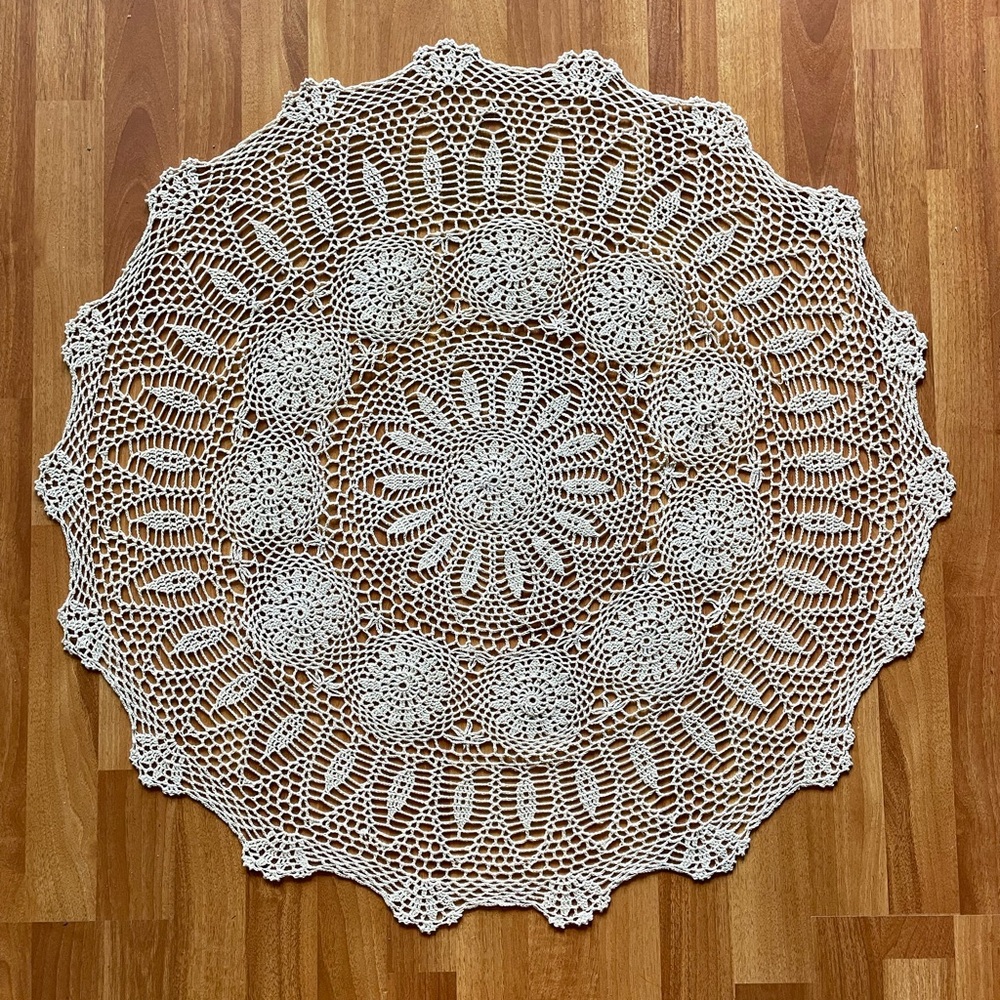 Hand crochet round table cloth - Picture 1 of 7